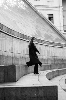 Parlak kırmızı makyajlı güzel bir kız model..