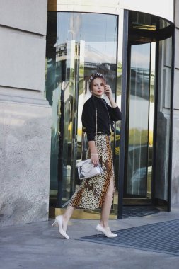 Kız iş merkezinden çıkıyor. Çalışan kadın, terzilik gelişimi.