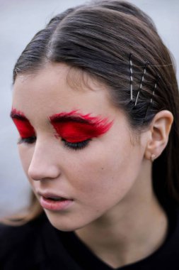 Parlak kırmızı makyajlı güzel bir kız model..