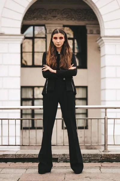 Modelo de menina bonita com maquiagem vermelha brilhante. — Fotografia de Stock