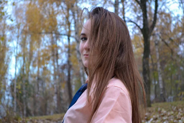 Lindo retrato de foto de chica adolescente. ternura, afecto, misericordia. —  Fotos de Stock