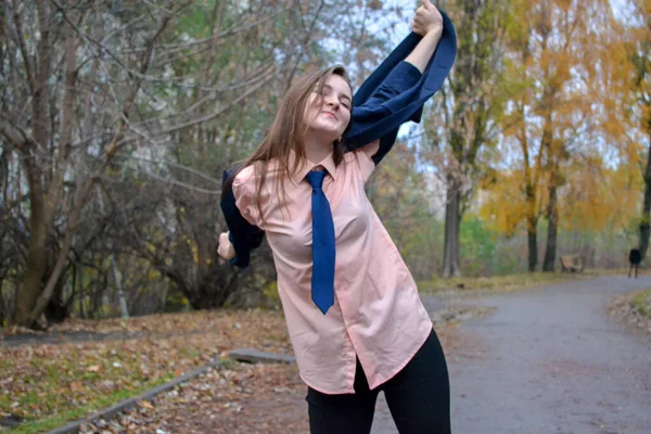 Lány iskolás lány ingben és dzsekiben. gondtalan ifjúsági napok — Stock Fotó