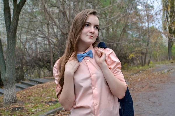 Menina estudante em uma camisa e jaqueta. dias jovens despreocupados — Fotografia de Stock