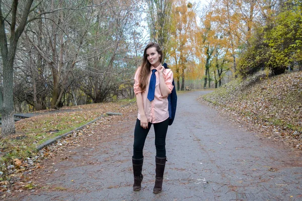 Colegiala chica en una camisa y chaqueta. días de juventud despreocupados — Foto de Stock