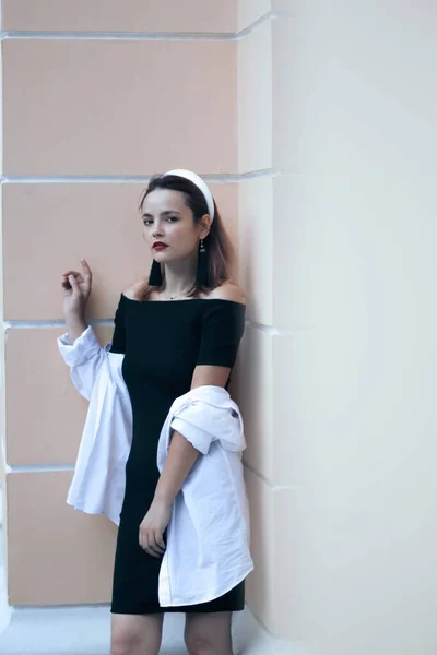 Straat stijl schieten van een leeuwin in lichte kleding, zomer, centrum. — Stockfoto