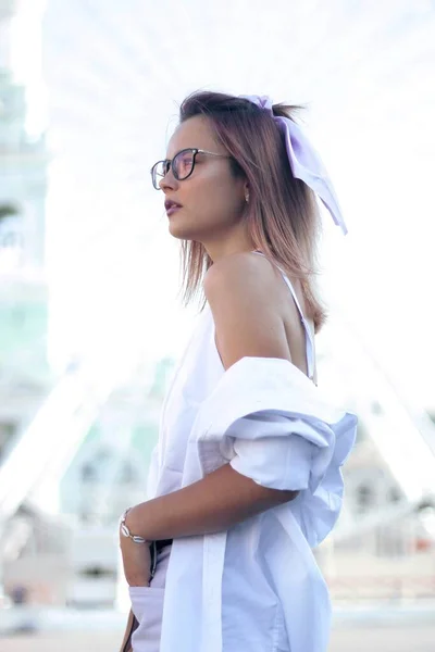 Tiro de streetstyle de uma leoa em roupa leve, verão, centro de cidade. — Fotografia de Stock