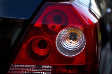 Yabancı araba farları. Sinyal ver, sinyal ver..