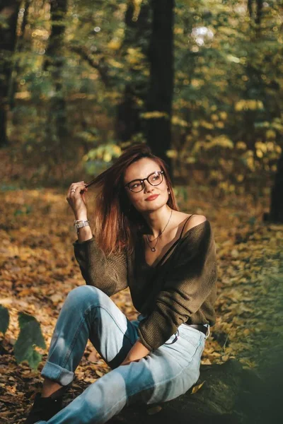 Sessão de fotos de outono de uma menina bonita com cabelo escuro na floresta. — Fotografia de Stock