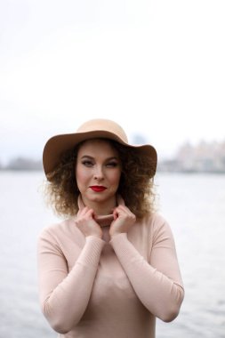 Pastel renkli şapkalı çirkin kıvırcık kız.