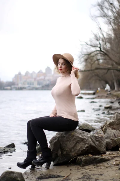 Fea chica rizada con un sombrero en colores pastel — Foto de Stock