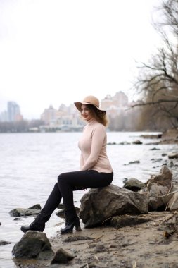 Pastel renkli şapkalı çirkin kıvırcık kız.