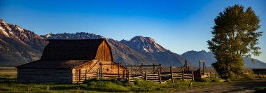 Sabahın erken saatlerinde Mormon Sokağı 'ndaki eski ahırı aydınlatan Jackson Wyoming.