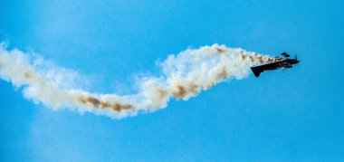 Dublör uçak baş aşağı uçuyor.