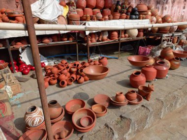 Jaipur, Rajasthan, Hindistan 'da yol kenarında kil çömlek sergileniyor. 