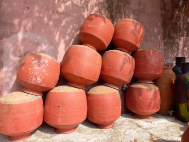 Jaipur, Rajasthan, Hindistan 'da yol kenarında kil çömlek sergileniyor. 