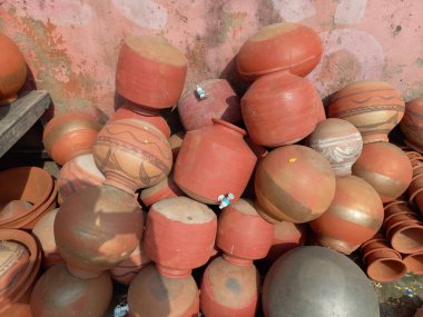 Jaipur, Rajasthan, Hindistan 'da yol kenarında kil çömlek sergileniyor. 