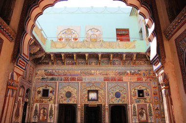 Nawalgarh Haveli Hindistan 'ın Nawalgarh shekhawati, jhunjhunu, Rajasthan şehrinde yer almaktadır. 