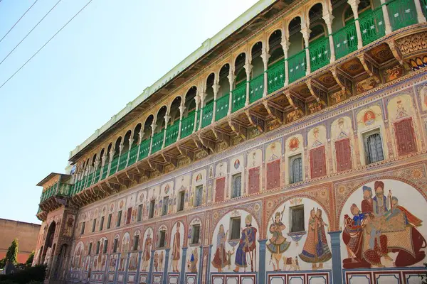Nawalgarh Haveli Hindistan 'ın Nawalgarh shekhawati, jhunjhunu, Rajasthan şehrinde yer almaktadır. 