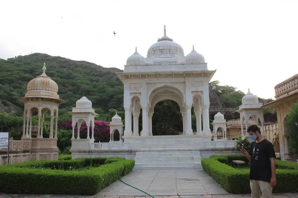 Gathore ki chhatriyan Jaipur, Rajasthan, Hindistan 'da yer almaktadır.