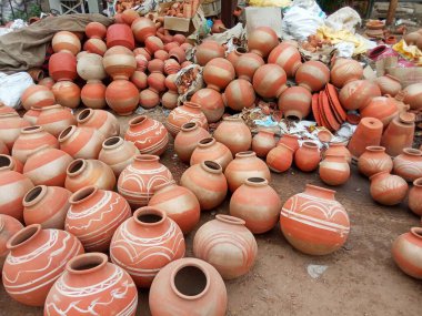 Jaipur, Rajasthan, Hindistan 'da kil çömlek yol kenarında görünüyor.