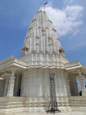 Birla Tapınağı Jaipur, Rajasthan, Hindistan 'da yer alır. 