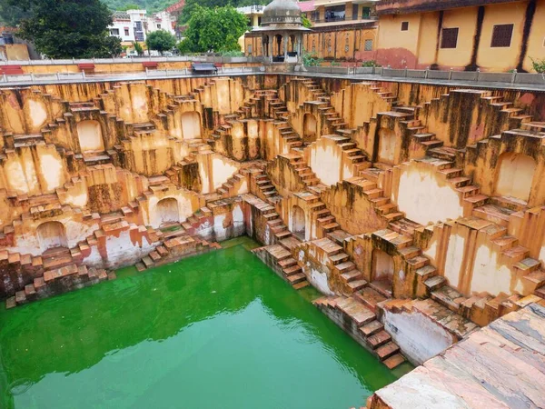 Panna meena ka kund Jaipur, Rajasthan, Hindistan 'da yer almaktadır. 
