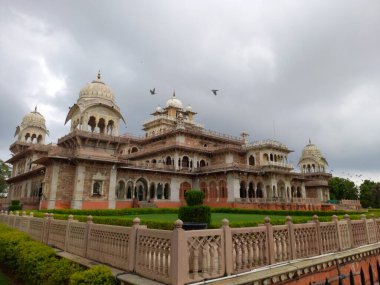 Alber Hall Müzesi Jaipur, Rajasthan, Hindistan 'da yer almaktadır.