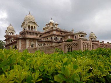 Alber Hall Müzesi Jaipur, Rajasthan, Hindistan 'da yer almaktadır.