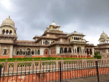 Alber Hall Müzesi Jaipur, Rajasthan, Hindistan 'da yer almaktadır.