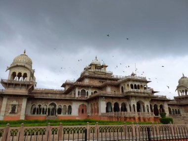 Alber Hall Müzesi Jaipur, Rajasthan, Hindistan 'da yer almaktadır.