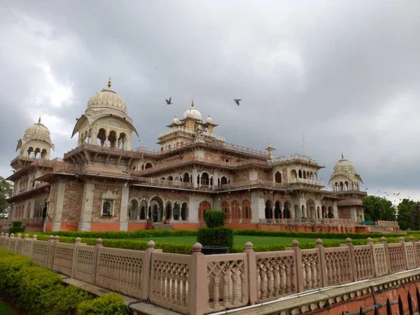 Alber Hall Müzesi Jaipur, Rajasthan, Hindistan 'da yer almaktadır.
