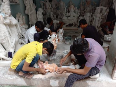 Jaipur, Rajasthan, Hindistan 'da tanrı ve tanrıça heykelleri yapıyorlar.
