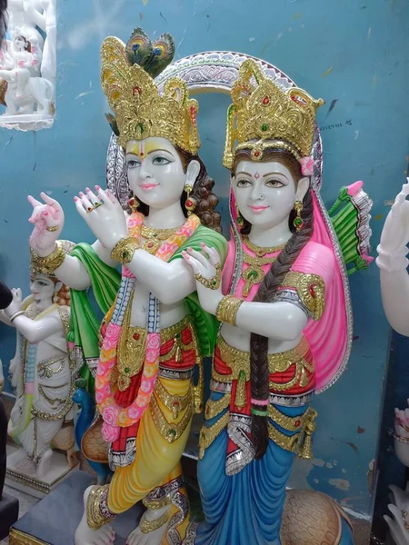 インドのラジャスタン州ジャイプールで神と女神の彫刻を作り — ストック写真