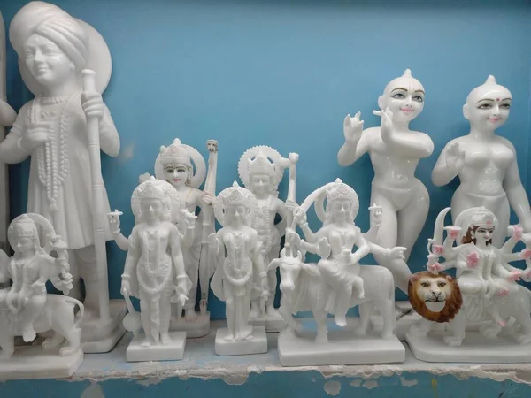 Jaipur, Rajasthan, Hindistan 'da tanrı ve tanrıça heykelleri yapıyorlar.