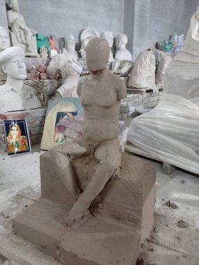 Jaipur, Rajasthan, Hindistan 'da tanrı ve tanrıça heykelleri yapıyorlar.