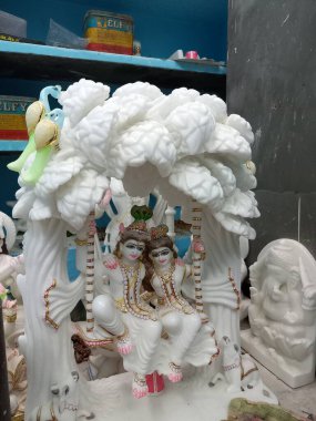 Jaipur, Rajasthan, Hindistan 'da tanrı ve tanrıça heykelleri yapıyorlar.