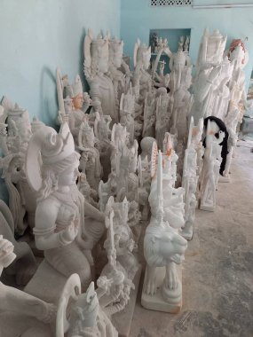 Jaipur, Rajasthan, Hindistan 'da tanrı ve tanrıça heykelleri yapıyorlar.