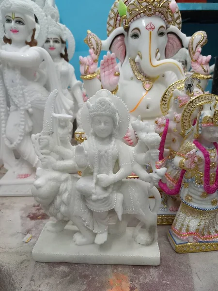 Jaipur, Rajasthan, Hindistan 'da tanrı ve tanrıça heykelleri yapıyorlar.