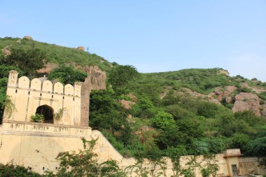 Gatore ki chhatriyan Jaipur, Rajasthan, Hindistan 'da yer almaktadır.