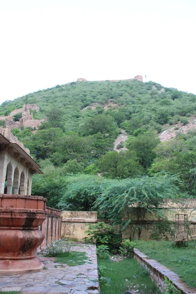 Gatore ki chhatriyan Jaipur, Rajasthan, Hindistan 'da yer almaktadır.