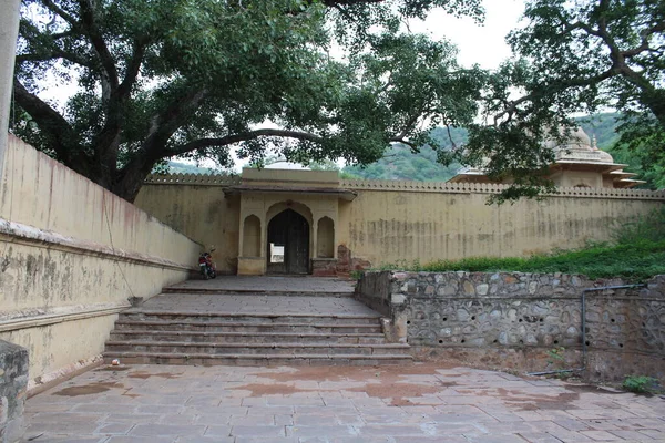 Gatore ki chhatriyan Jaipur, Rajasthan, Hindistan 'da yer almaktadır.