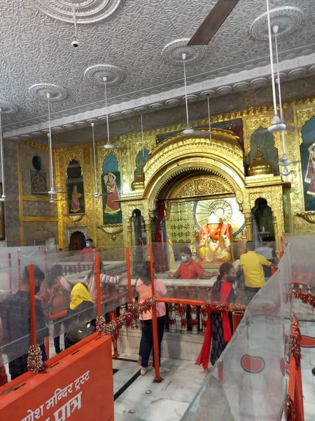 モティ ダングリ ガネシュジ寺院はインドのラジャスタン州ジャイプールにあります — ストック写真