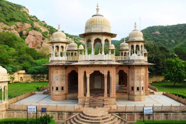 Gatore ki chhatriyan, Hindistan 'ın Jaipur şehrinde yer almaktadır. 