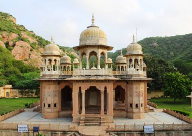 Gatore ki chhatriyan, Hindistan 'ın Jaipur şehrinde yer almaktadır. 