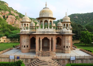 Gatore ki chhatriyan, Hindistan 'ın Jaipur şehrinde yer almaktadır. 