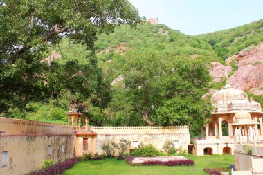 Gatore ki chhatriyan, Hindistan 'ın Jaipur şehrinde yer almaktadır. 