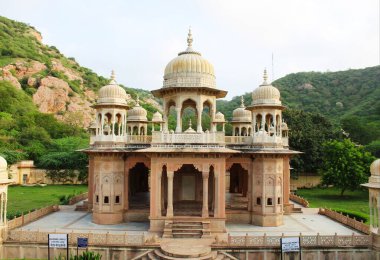 Gatore ki chhatriyan, Hindistan 'ın Jaipur şehrinde yer almaktadır. 