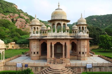 Gatore ki chhatriyan, Hindistan 'ın Jaipur şehrinde yer almaktadır. 