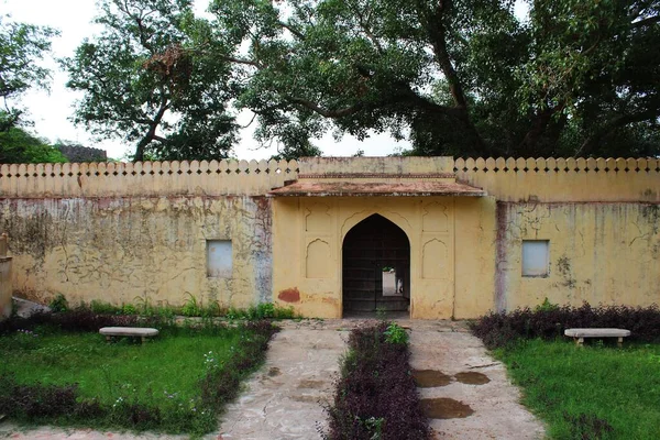 Gatore ki chhatriyan, Hindistan 'ın Jaipur şehrinde yer almaktadır. 