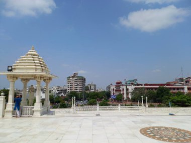 Birla Tapınağı Jaipur, Rajasthan, Hindistan 'da yer alır. 
